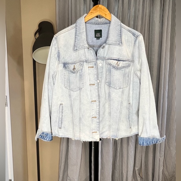 wild fable Jackets & Blazers - Wild Fable Jean Jacket
XXL
Light, fringed, raw hem
Washed but not worn